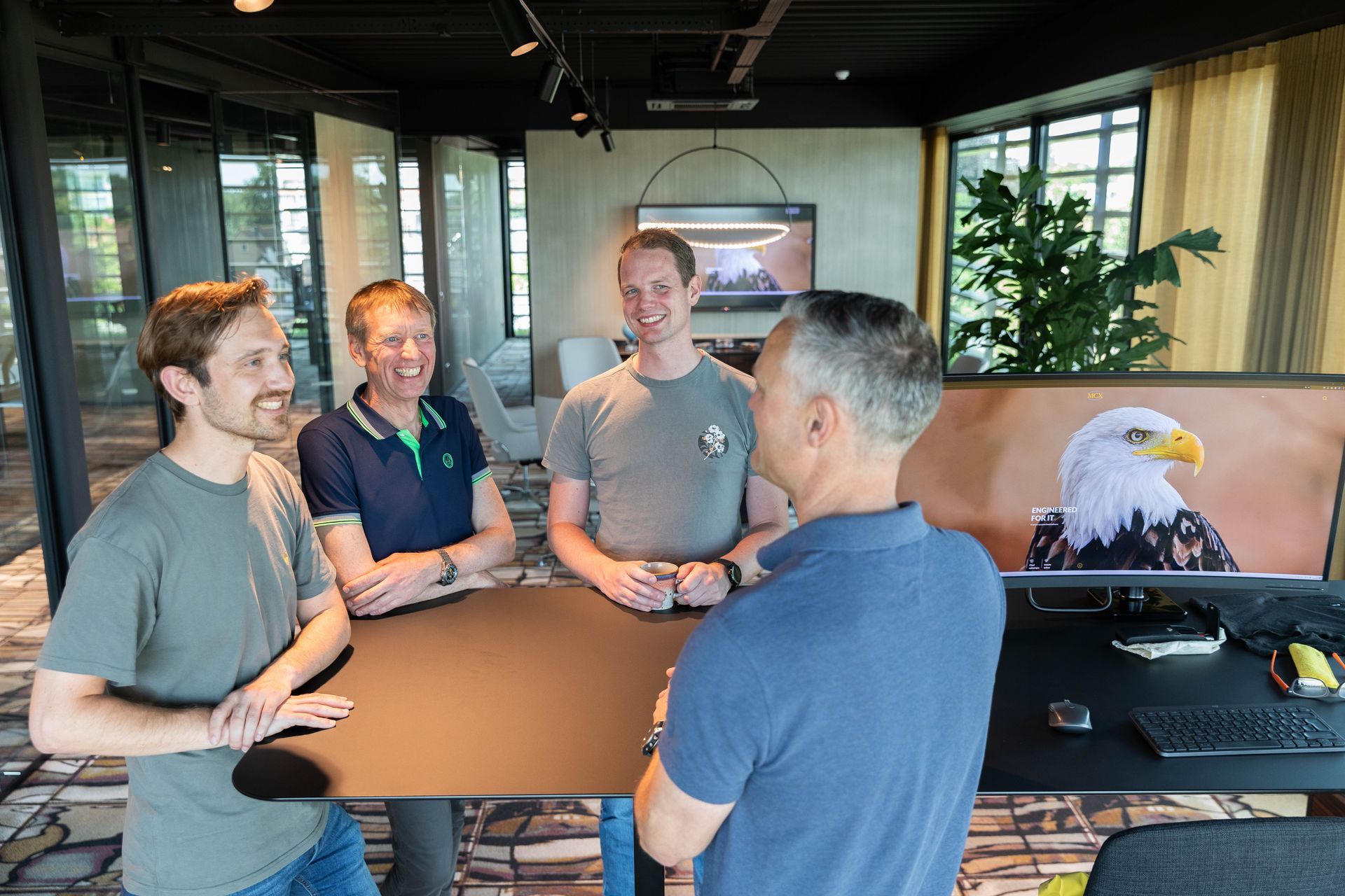 Staand overleg tussen collega's in vergaderruimte