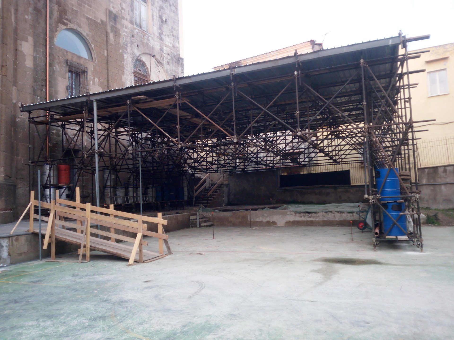 Copertura con contrappeso per scavi archeologici
