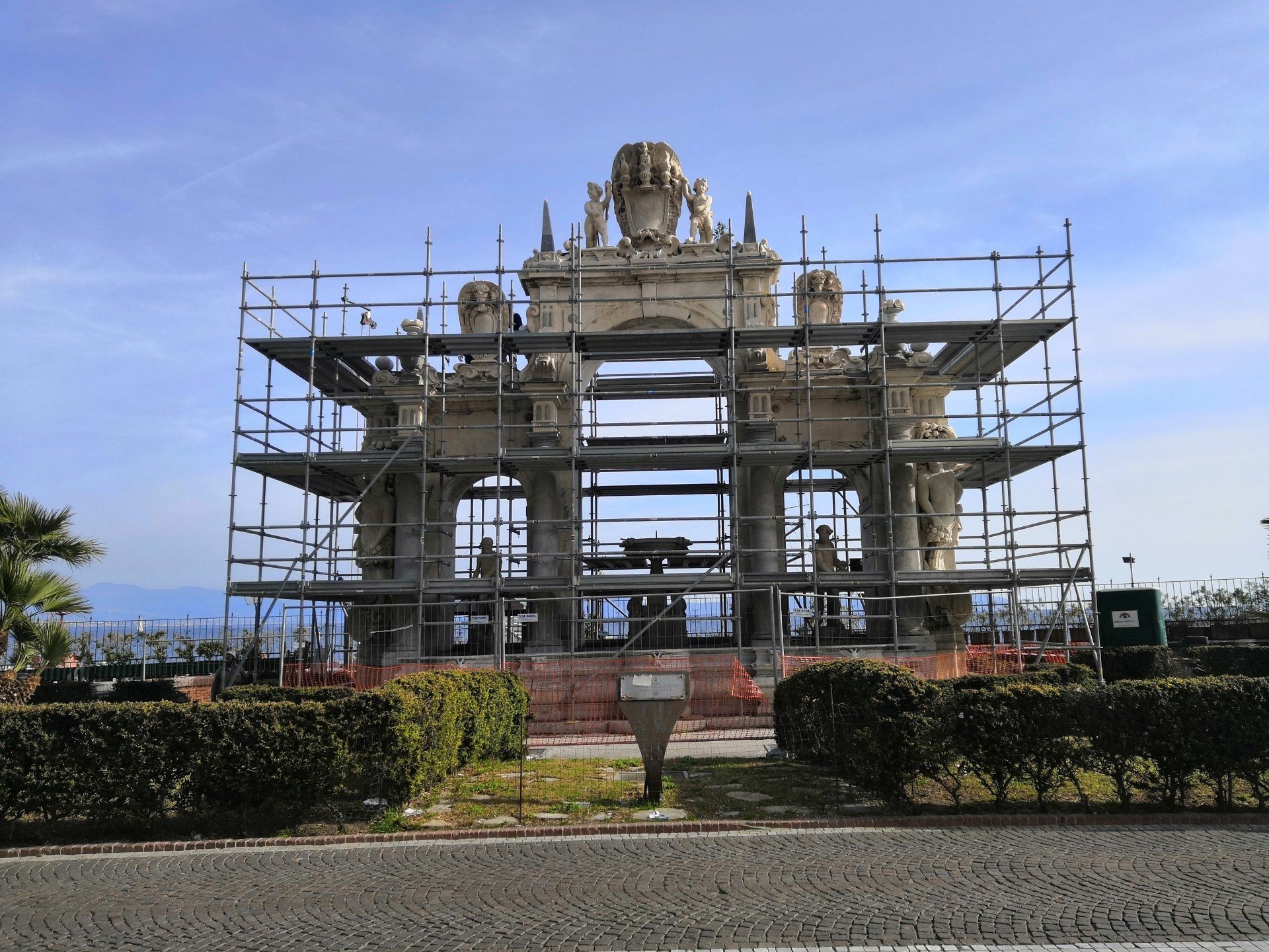 Ponteggio per il restauro della Fontana del Gigante in Via Partenope, Napoli