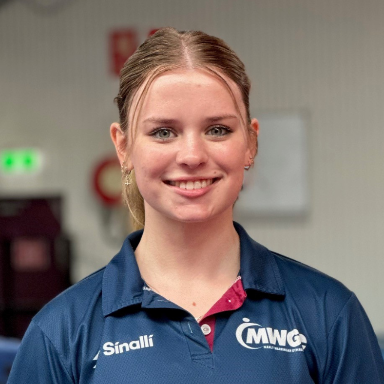 A woman wearing a blue shirt that says sinalli on it