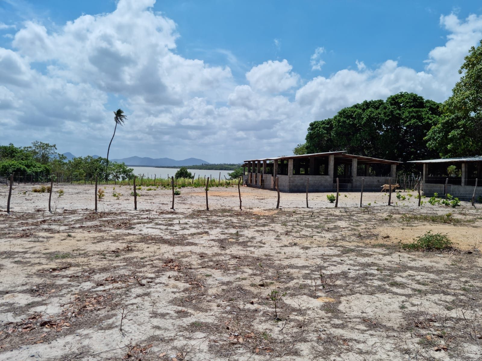 Terreno aberto com medidas visíveis