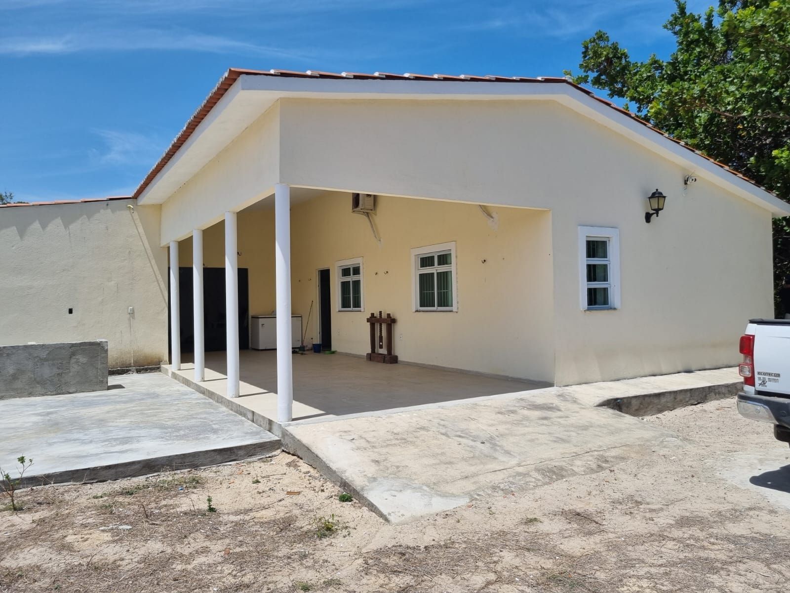 Casa com fachada e varanda