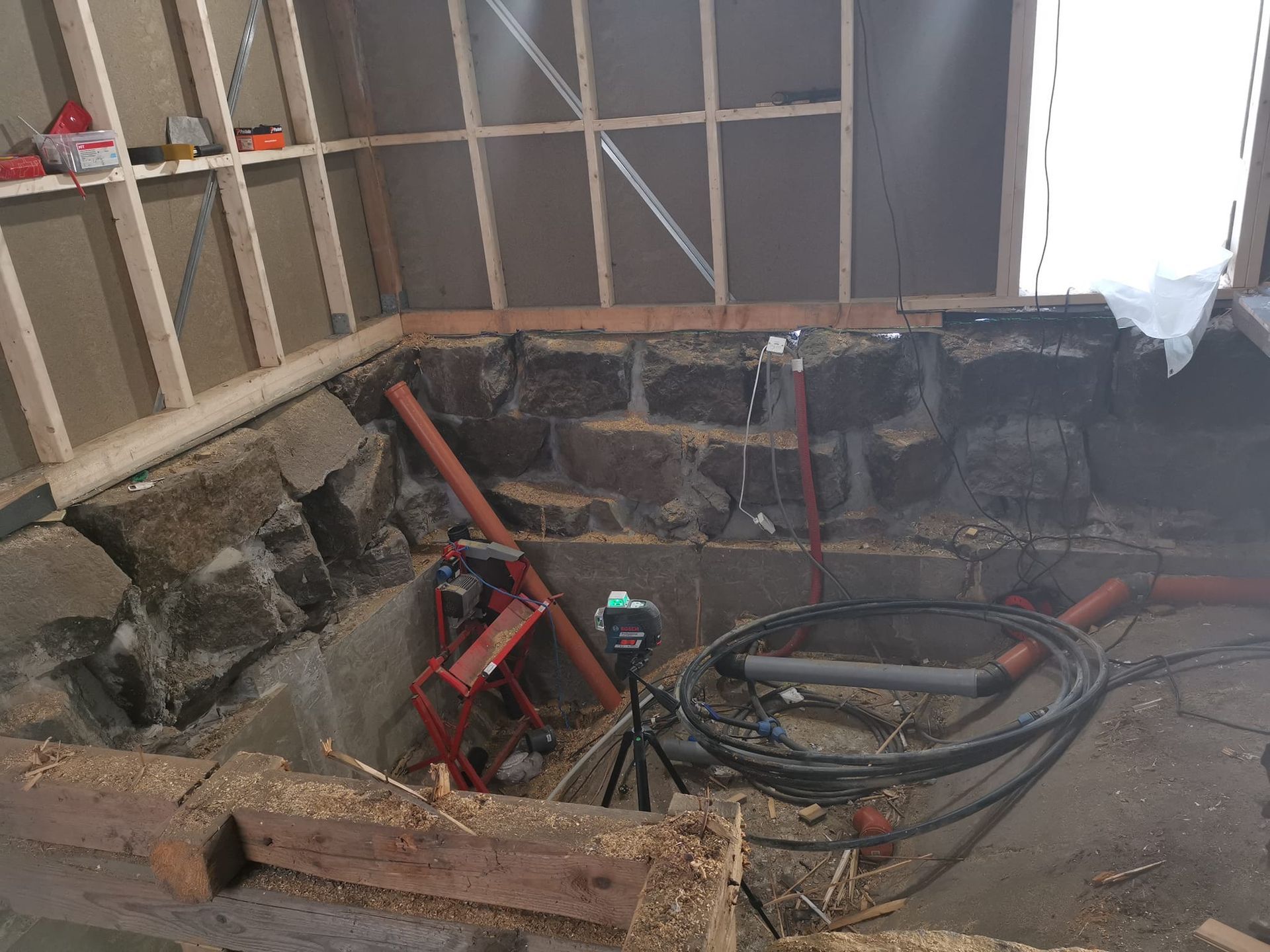 Vi tilbyr Sollid’s Hydraul-Lift System til kunder som har behov for trygg og effektiv løfting, flytting eller oppretting av bygg og konstruksjoner.