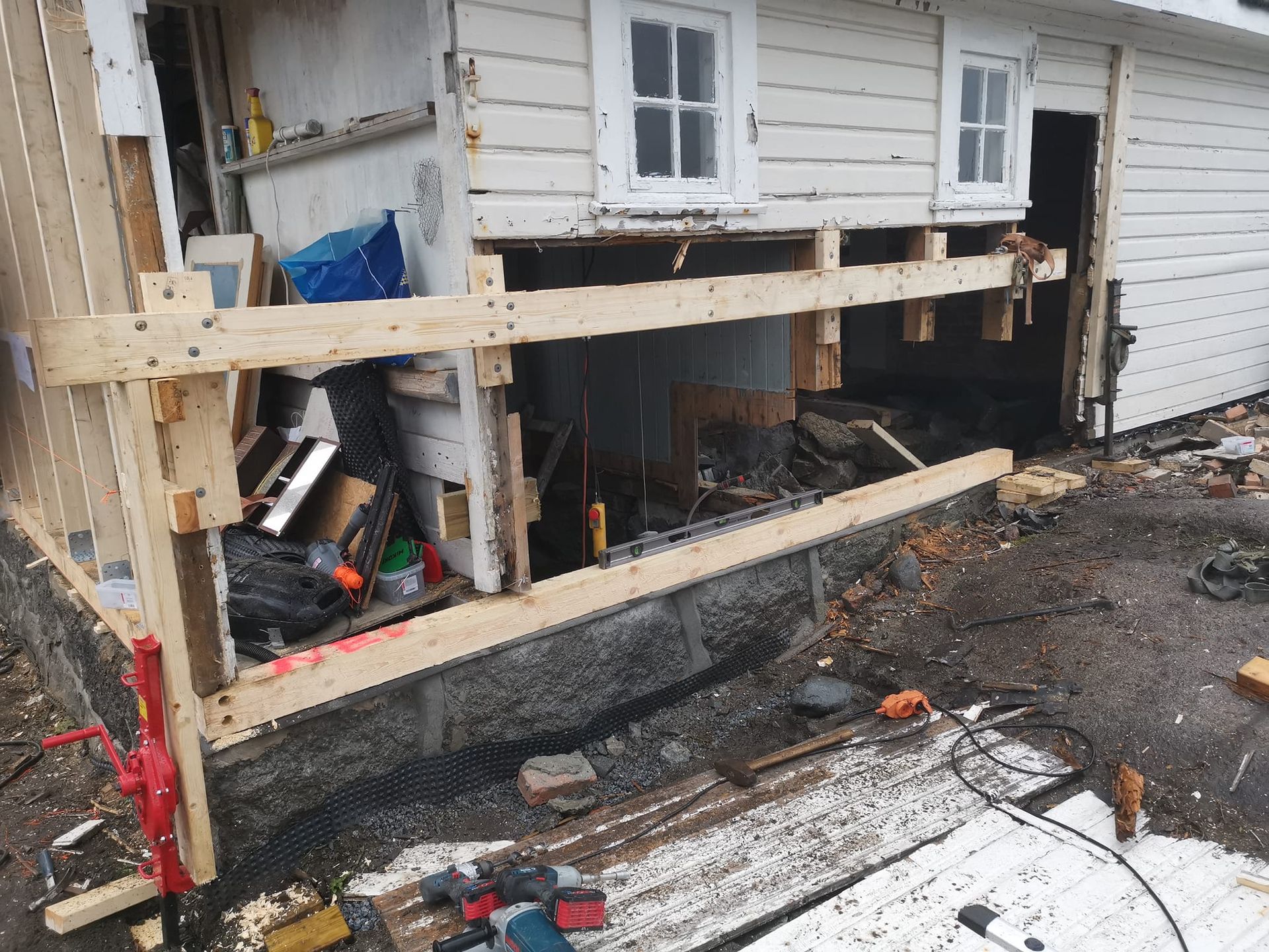 Vi tilbyr Sollid’s Hydraul-Lift System til kunder som har behov for trygg og effektiv løfting, flytting eller oppretting av bygg og konstruksjoner.