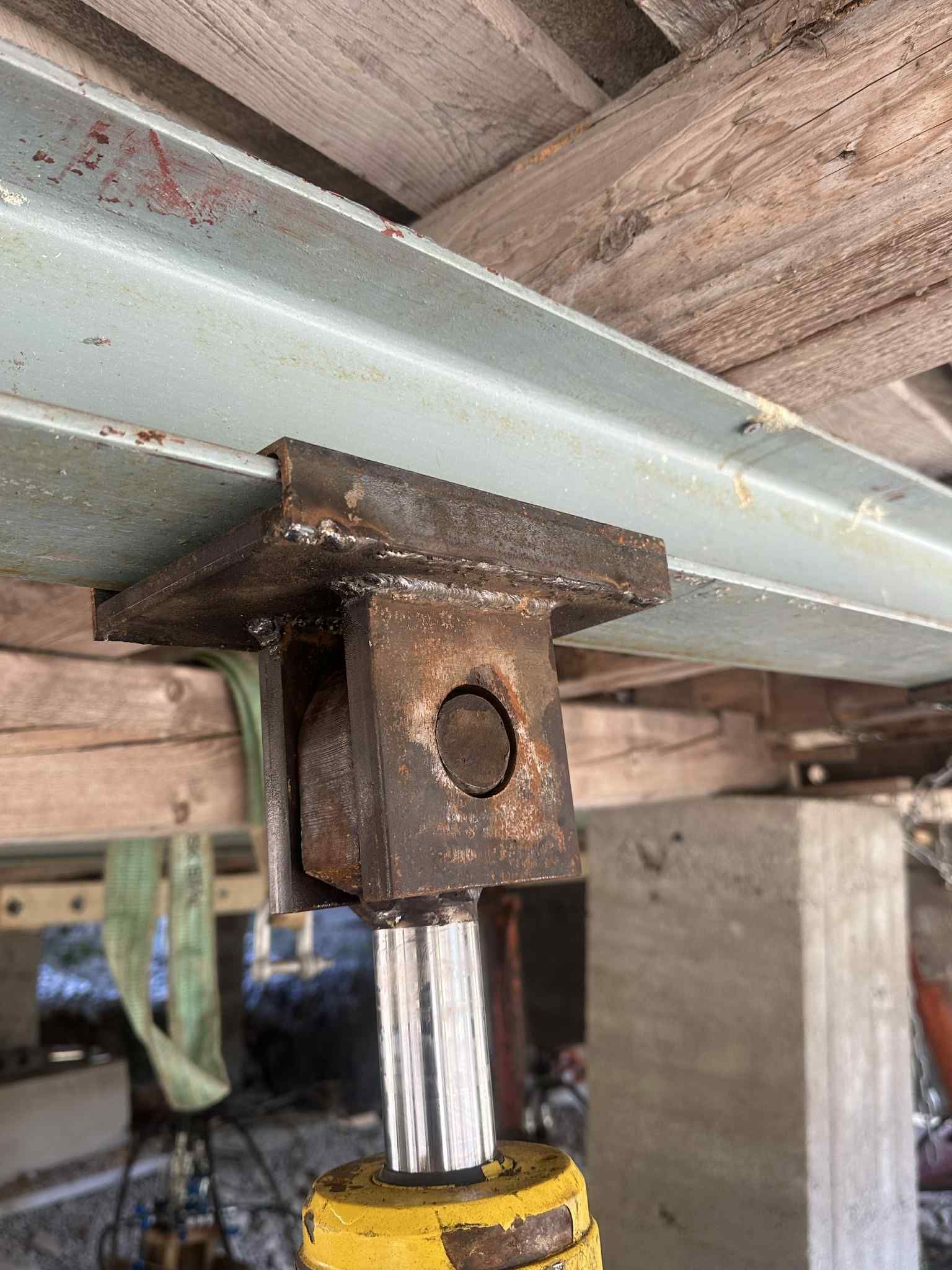 Vi tilbyr Sollid’s Hydraul-Lift System til kunder som har behov for trygg og effektiv løfting, flytting eller oppretting av bygg og konstruksjoner.