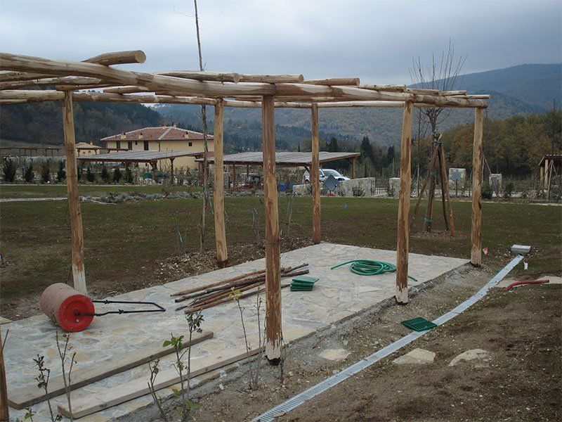 Una struttura in legno viene costruita in mezzo a un campo