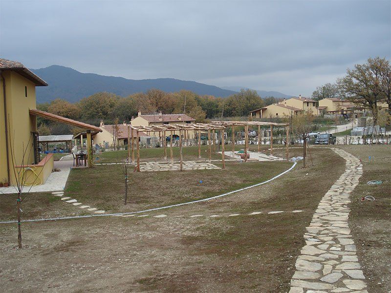 Un sentiero di pietra che conduce a una casa con le montagne sullo sfondo