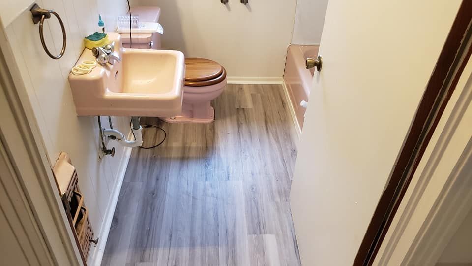 A bathroom with a sink , toilet , and bathtub.