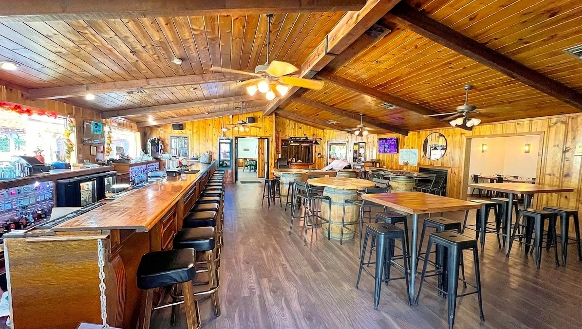 Photo of interior of Lakeshore Bar & Grill