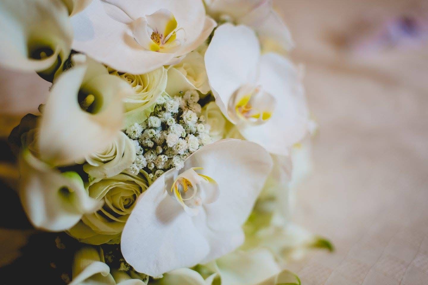 Bouquet da sposa bianco con orchidee, rose e calle.