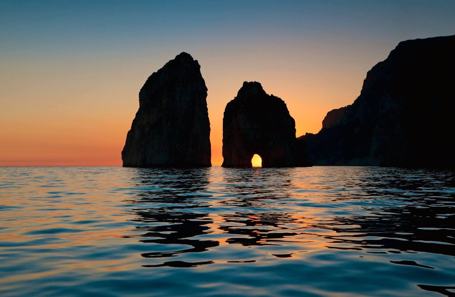 Arco Natural visto durante passeio de barco em Capri