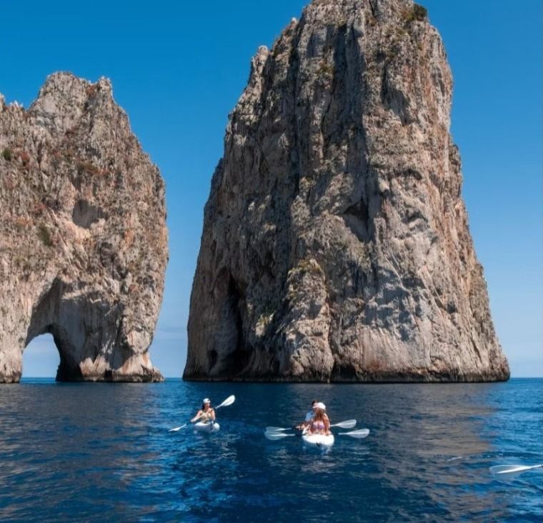 Falésias da Ilha de Capri vistas do mar Mediterrâneo