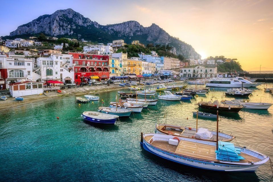 Barco privativo navegando próximo aos Faraglioni em Capri