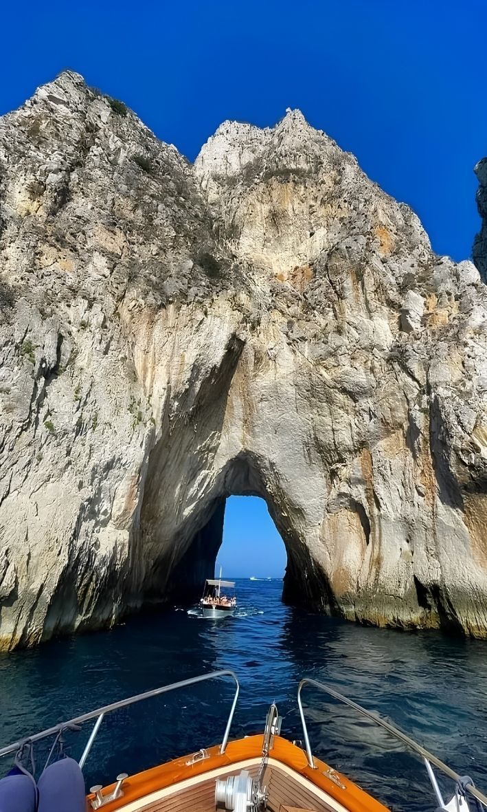 Gruta Verde localizada na costa da Ilha de Capri