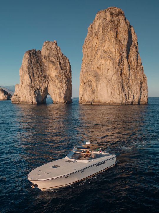 Vista panorâmica da Ilha de Capri na Itália com o mar Mediterrâneo ao fundo
