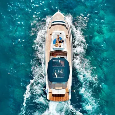 Barco privativo navegando próximo aos Faraglioni em Capri