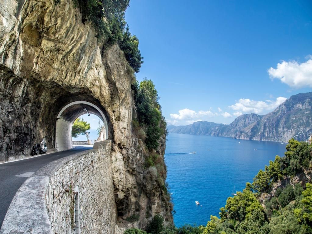 Estrada panorâmica da Costa Amalfitana na Itália
