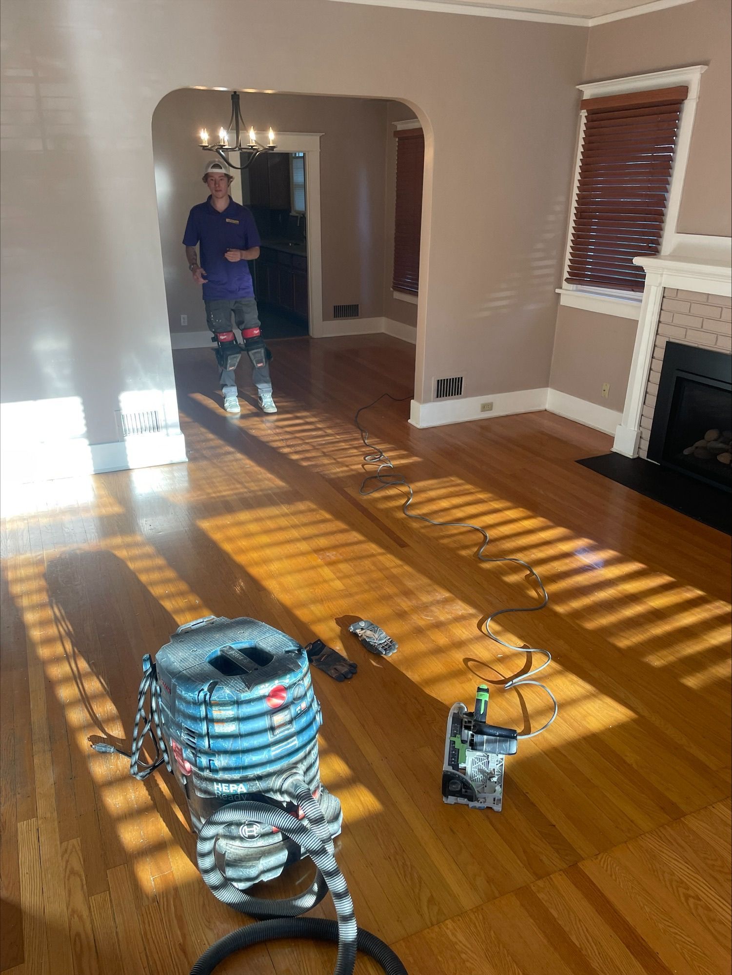 Flooring contractor preparing the room for a flooring replacement.
