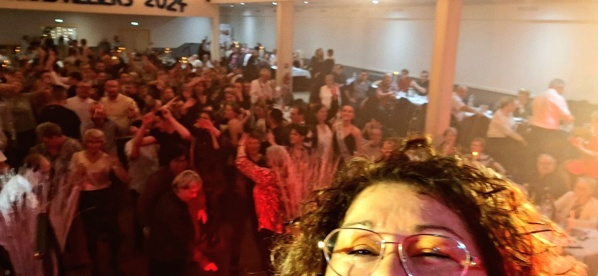 Selfie d’une artiste de l’Orchestre Anthracite devant un public nombreux en salle