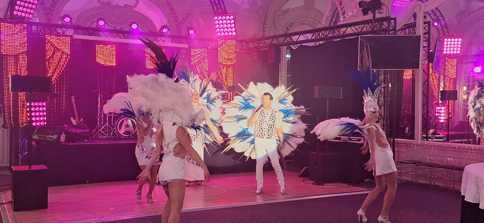 Danseuses du Viva-Show en costumes blancs à plumes sur scène