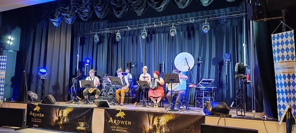 Orchestre Anthracite sur scène lors de la première Oktoberfest de Nouvion-sur-Meuse, dans les Ardennes.