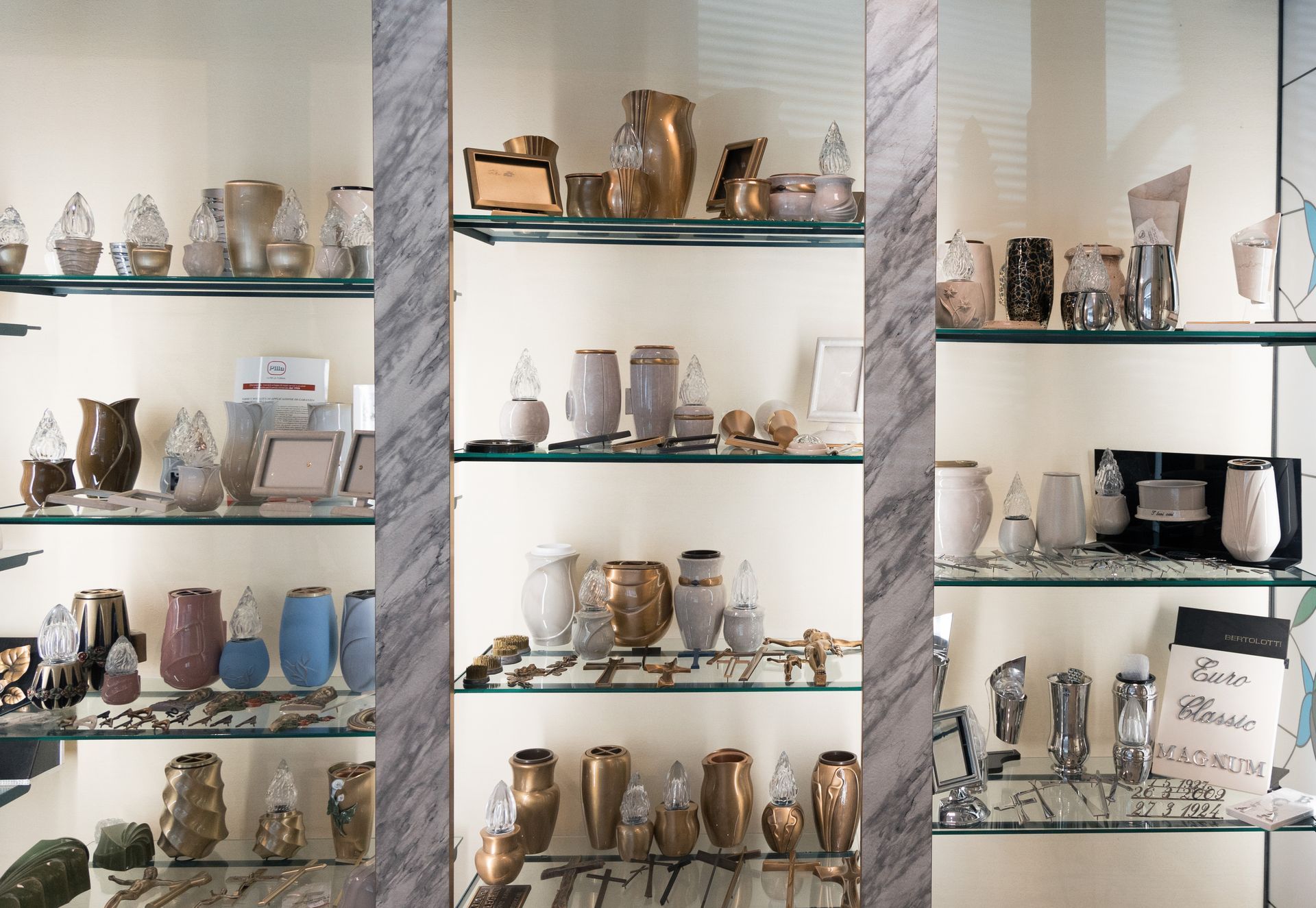 esposizione urne cinerarie