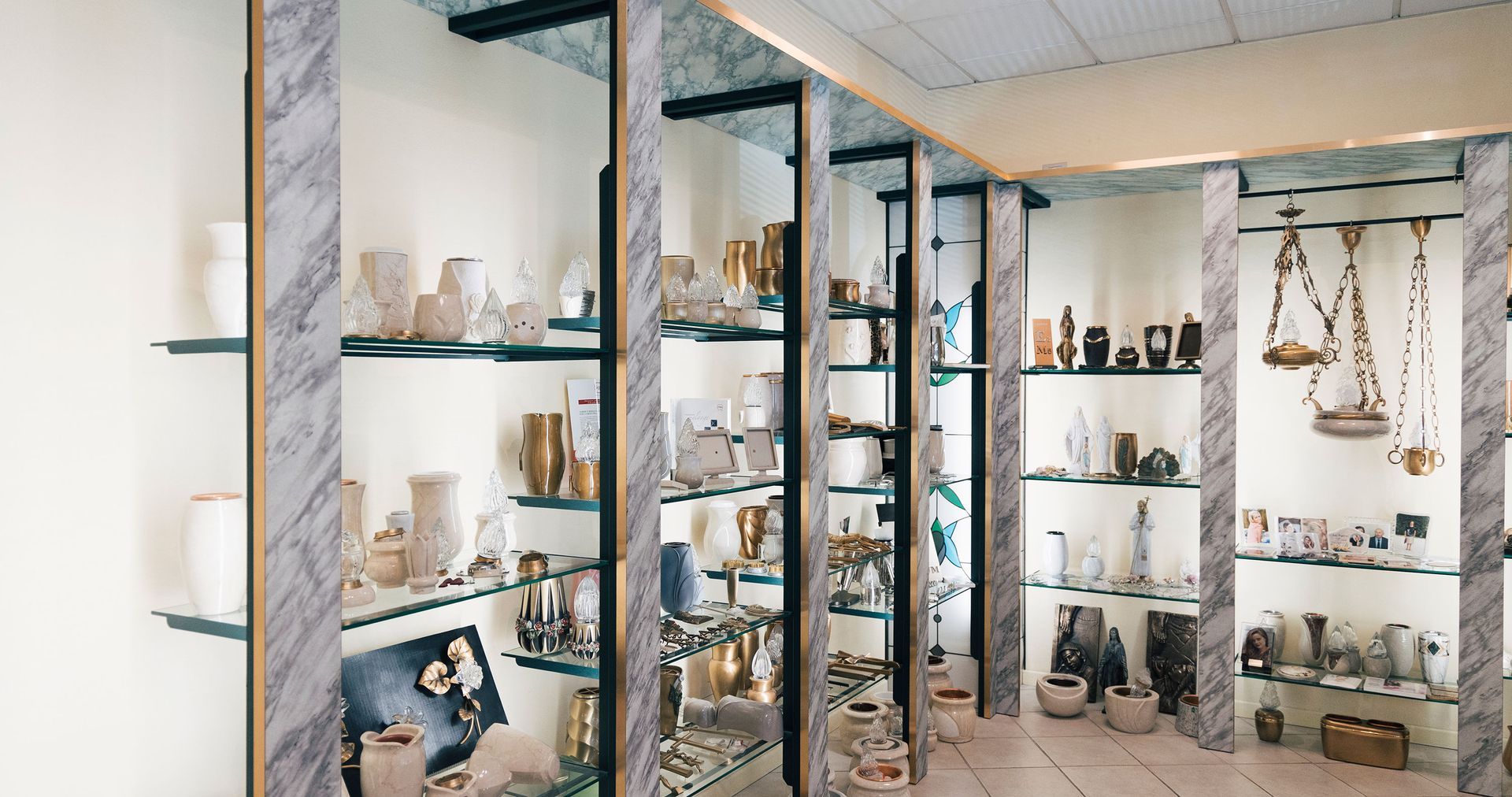 esposizione urne cinerarie
