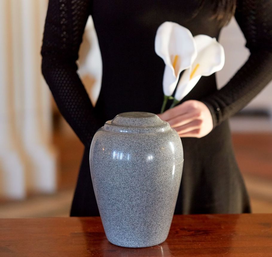 Lapide artigianale con fiori