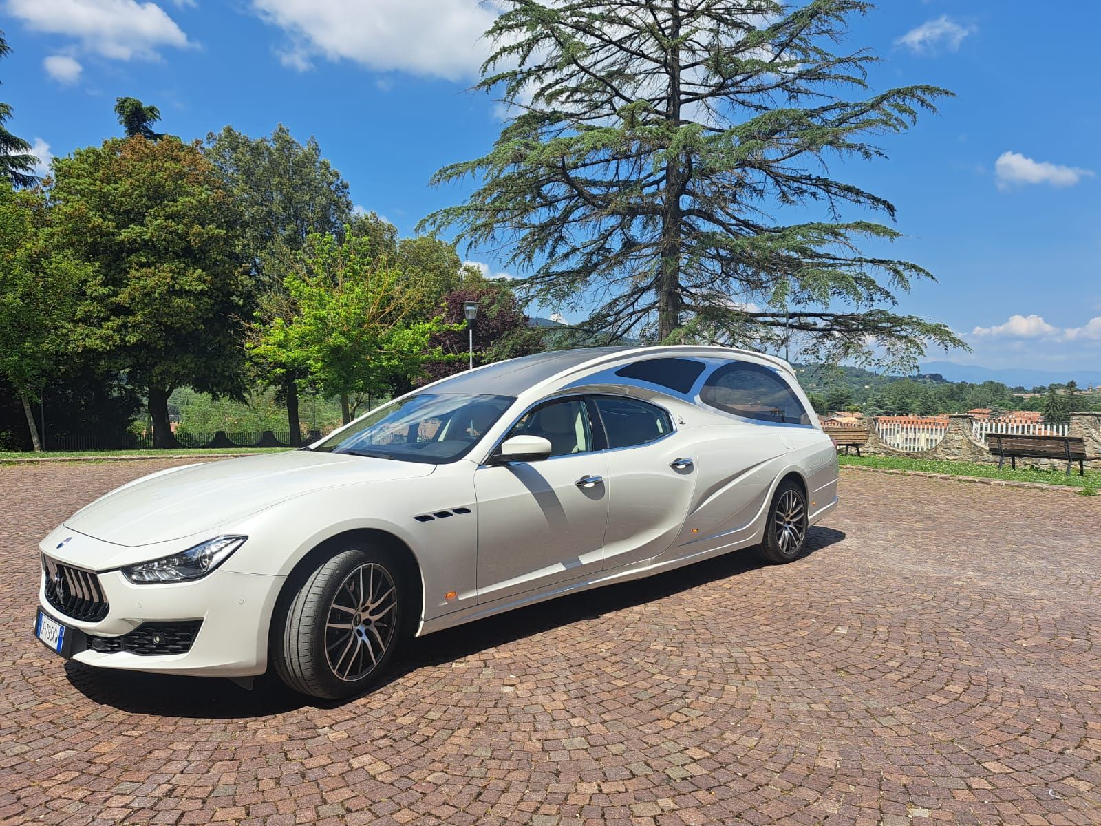 carro funebre bianco