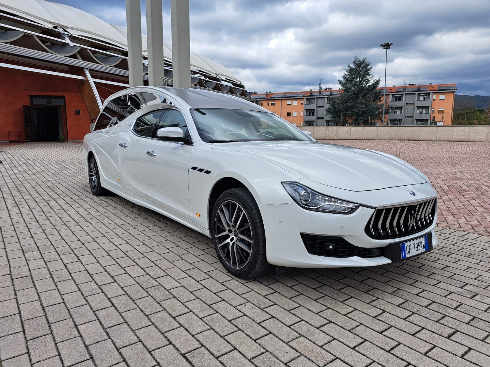 carro funebre bianco
