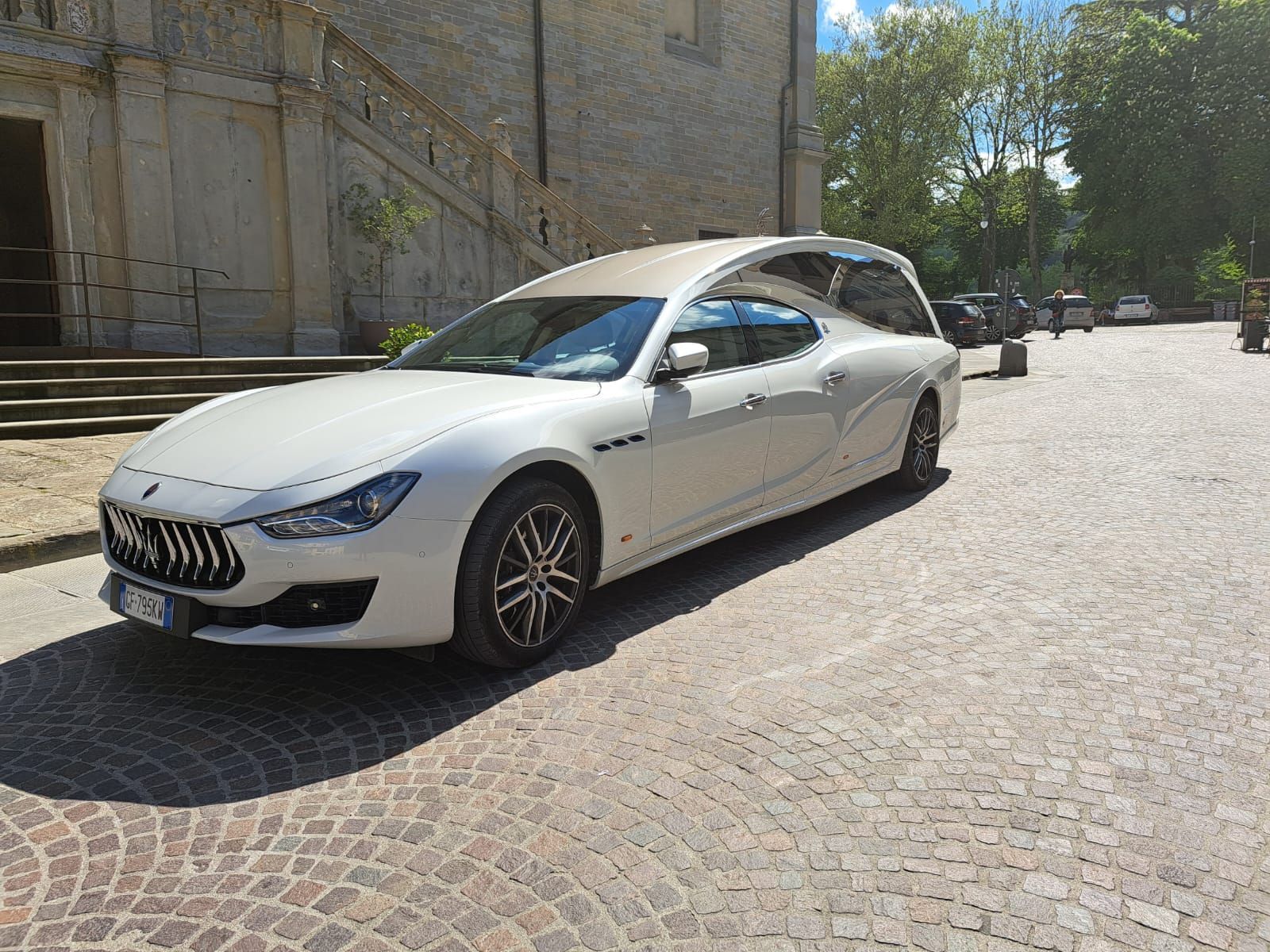 carro funebre bianco