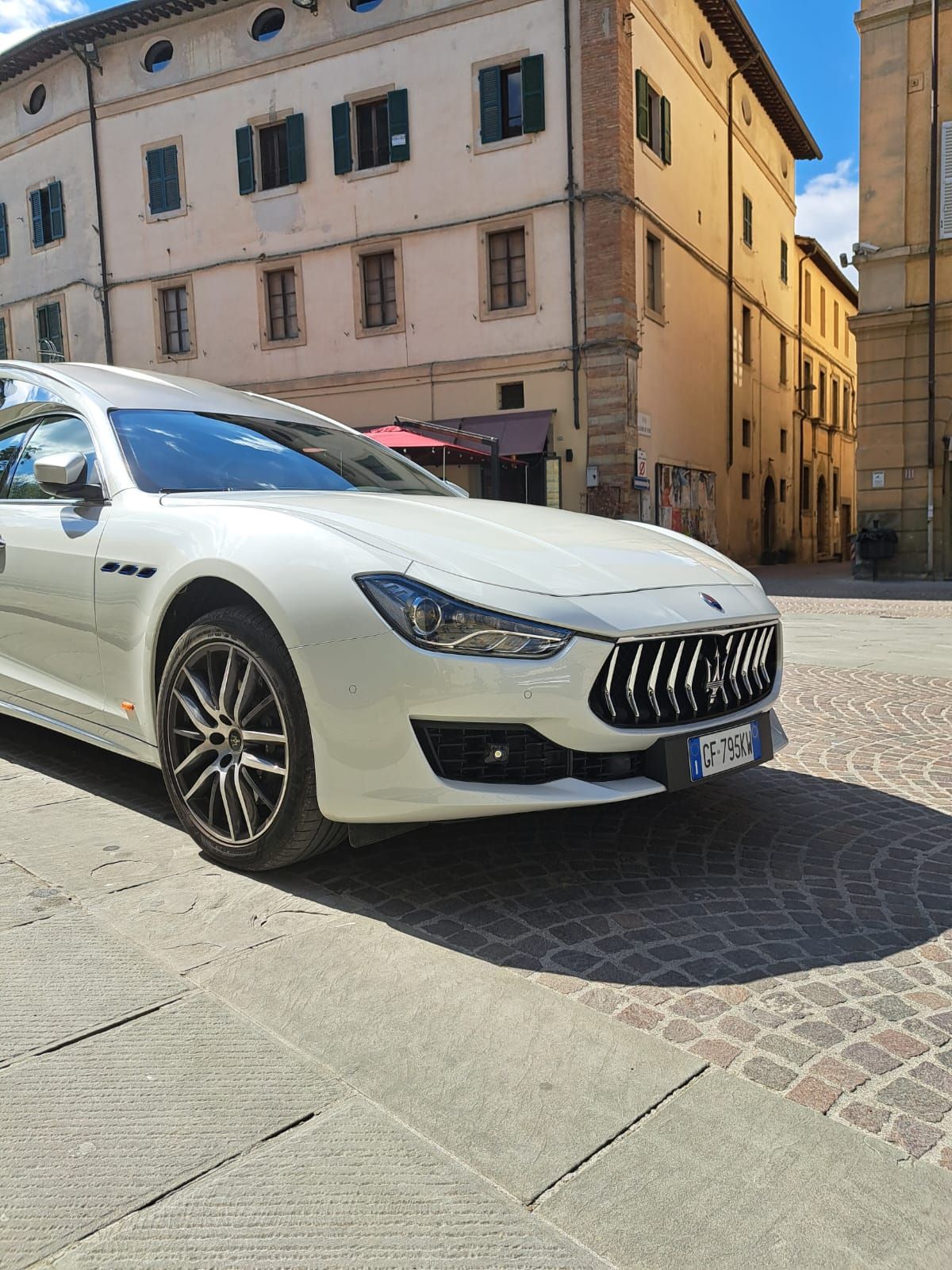 carro funebre bianco