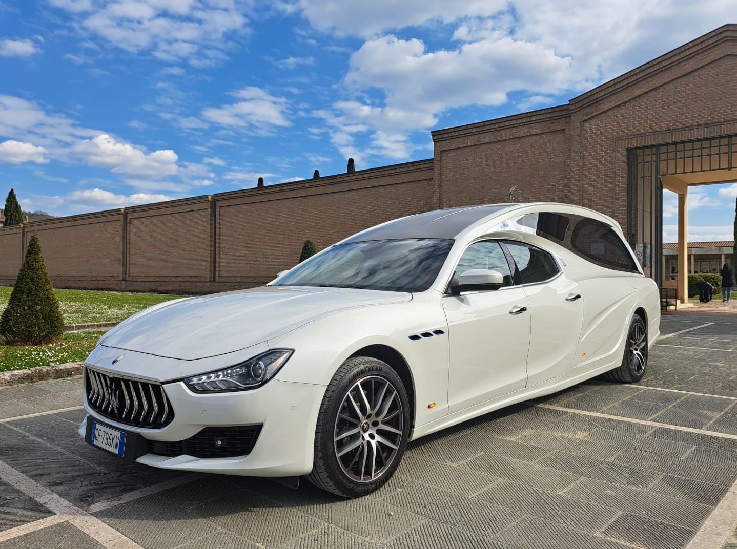 carro funebre bianco