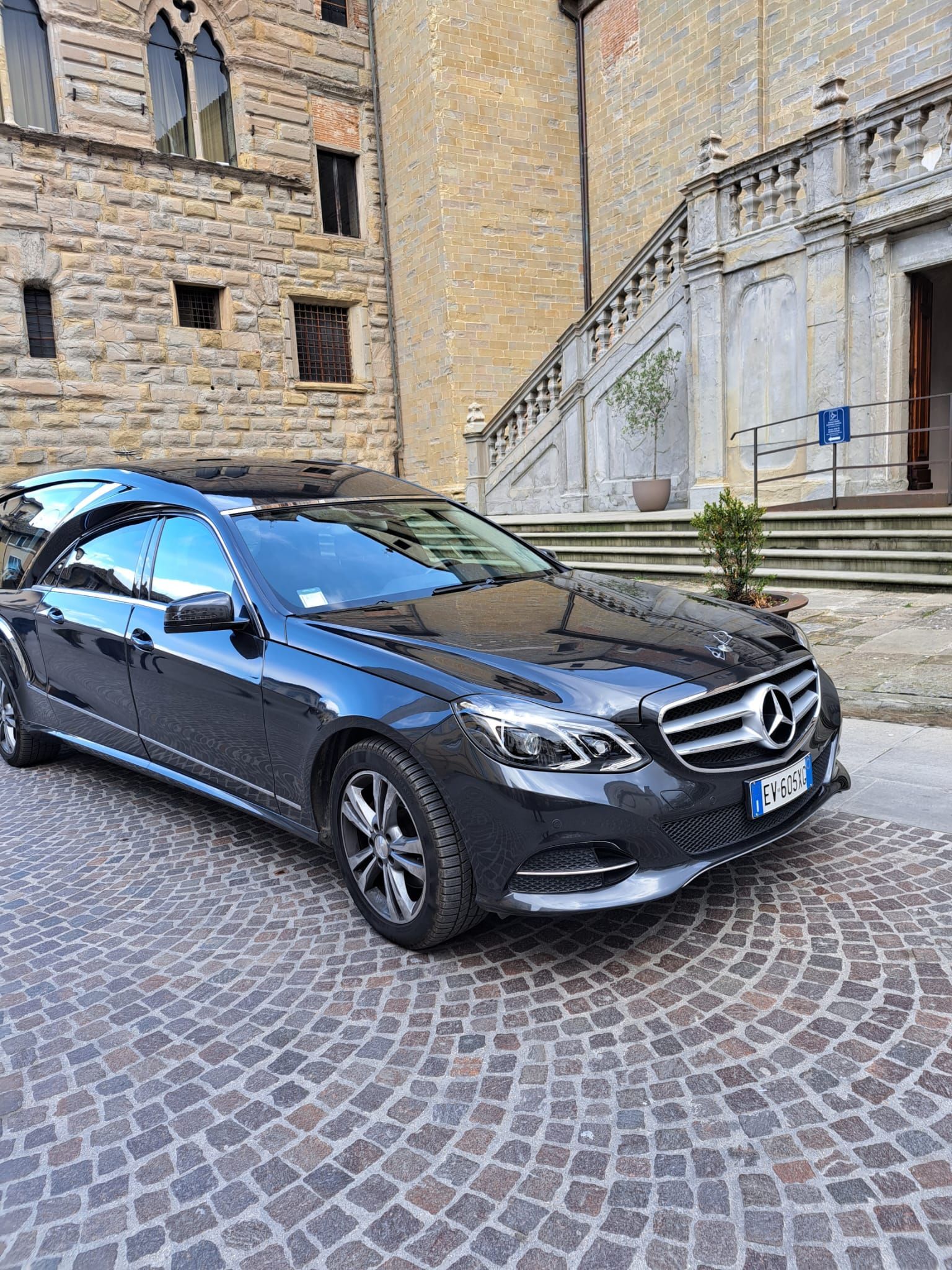 carro funebre nero