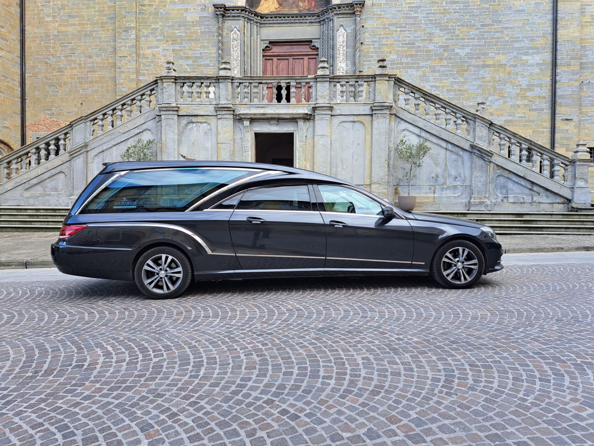 carro funebre nero