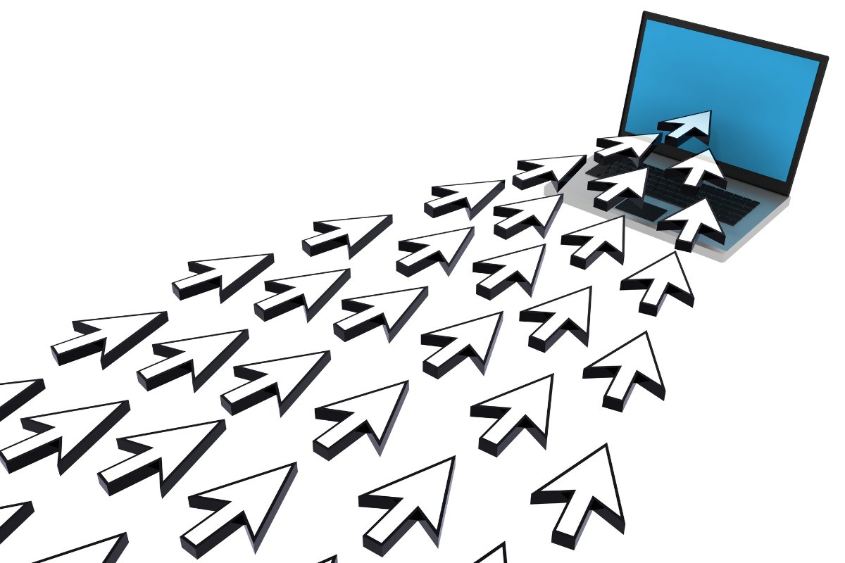 Arrows pointing towards a laptop, symbolizing strategies to enhance online presence and strengthen digital visibility.