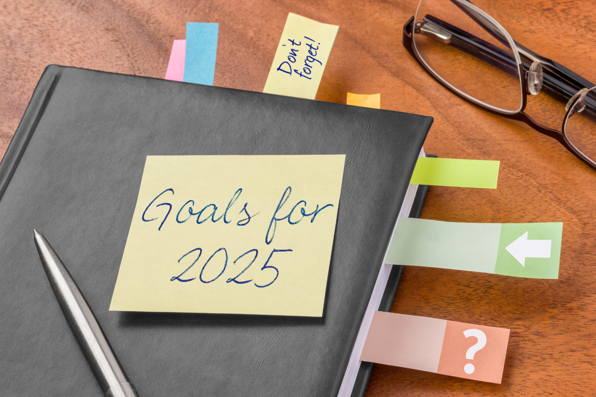 A pen and a notebook with a yellow note labeled 'Goals for 2025,' highlighting how Visio SEO can assist with link building in 2025.