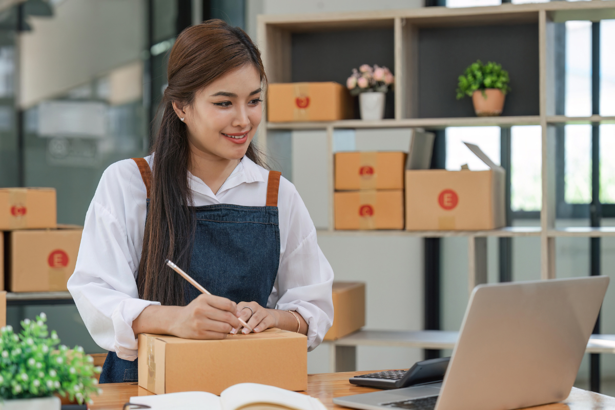 A girl happily taking notes symbolizing actionable strategies and expert tips to improve e-commerce 