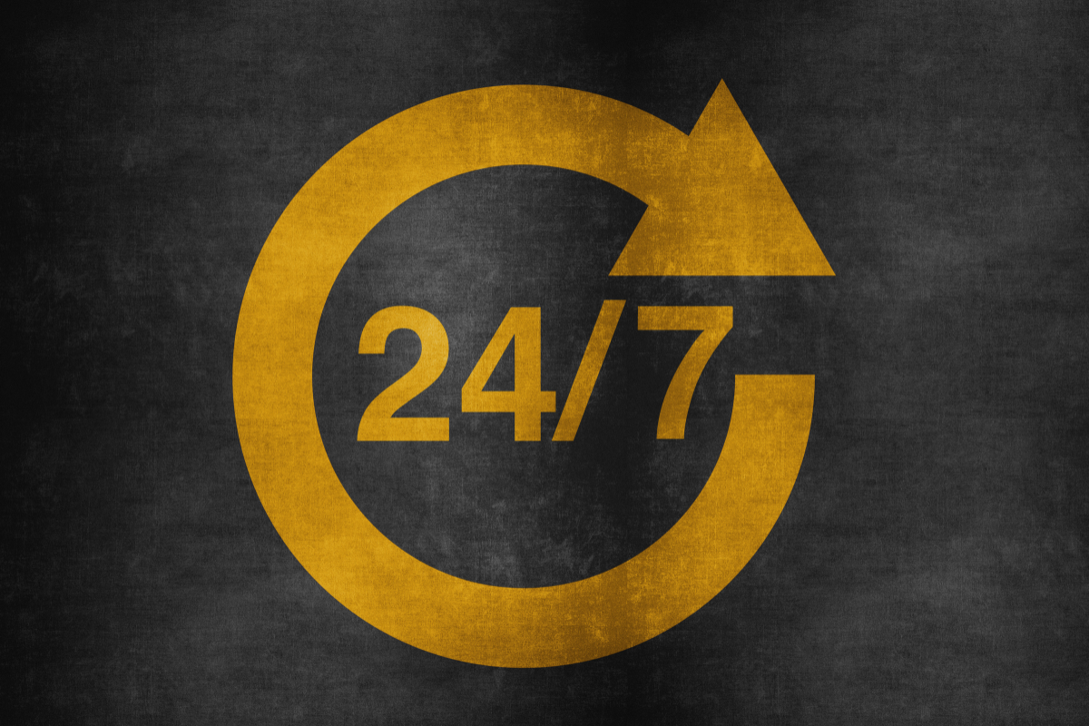 Yellow 24/7 icon with an arrow on a dark background, highlighting round-the-clock availability on a plumbing website.