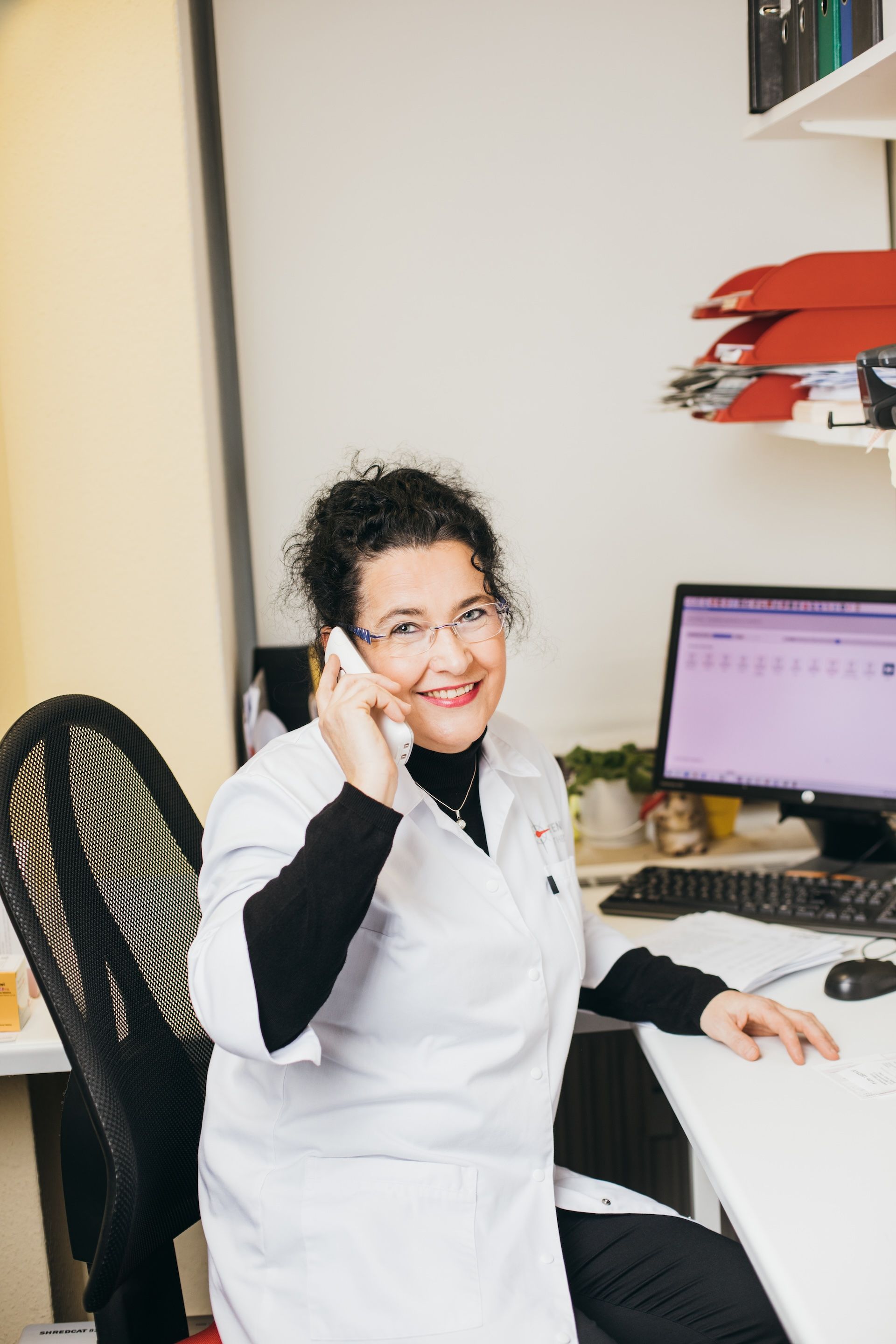 Yvonne Anlauf, PKA Ostend Apotheke Dresden Neustadt telefoniert