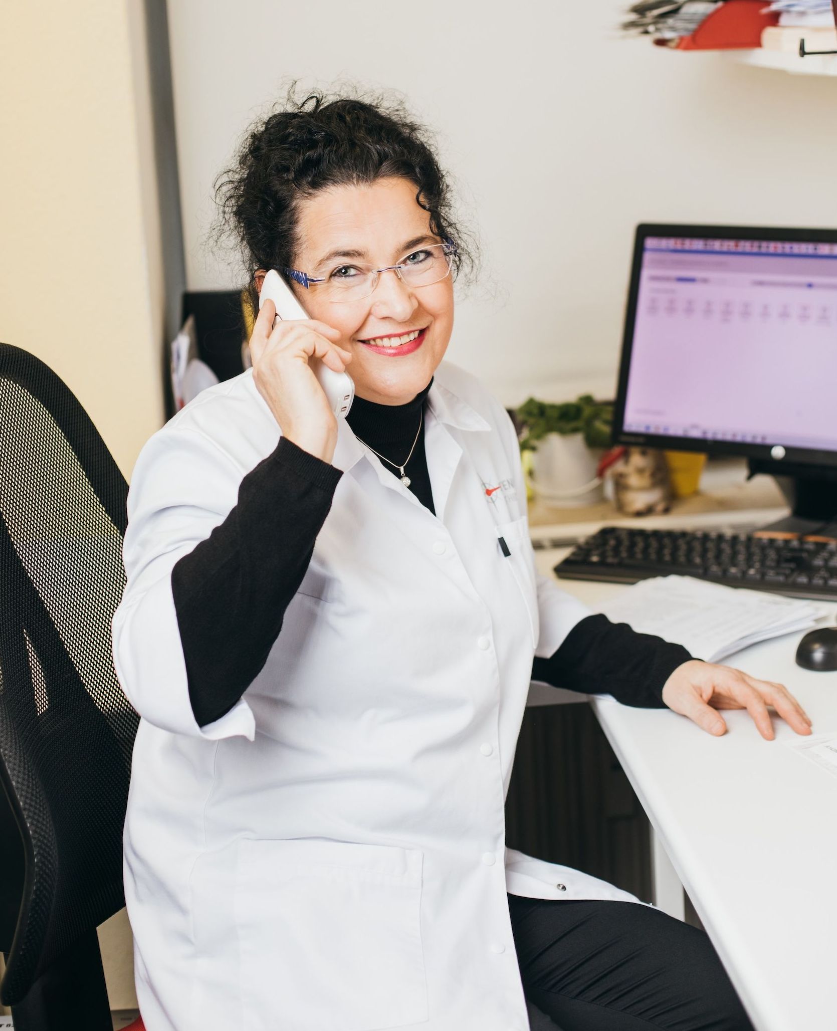 Yvonne Anlauf, PKA Ostend Apotheke Dresden Neustadt telefoniert