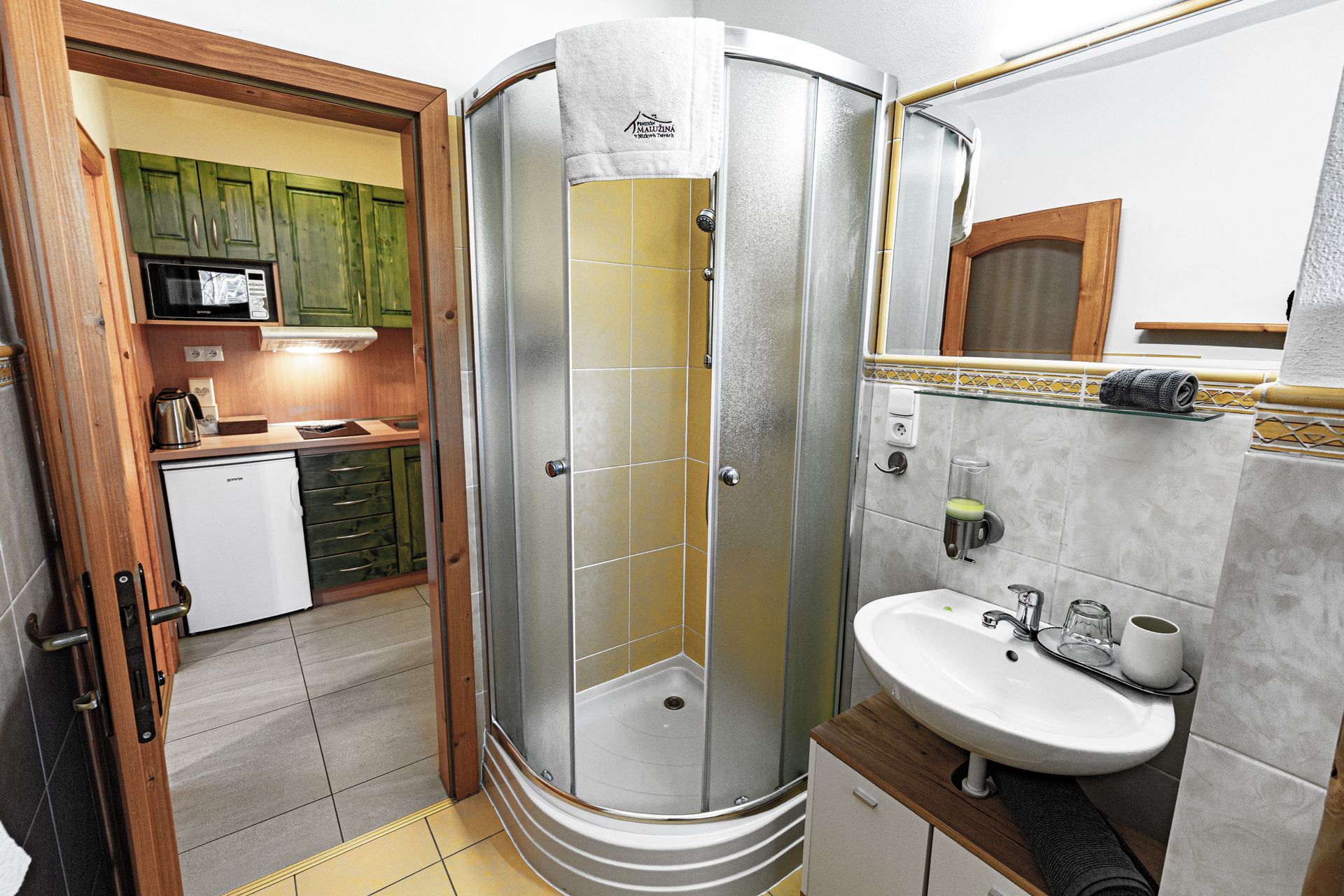 kúpeľňa so sprchovacím kútom