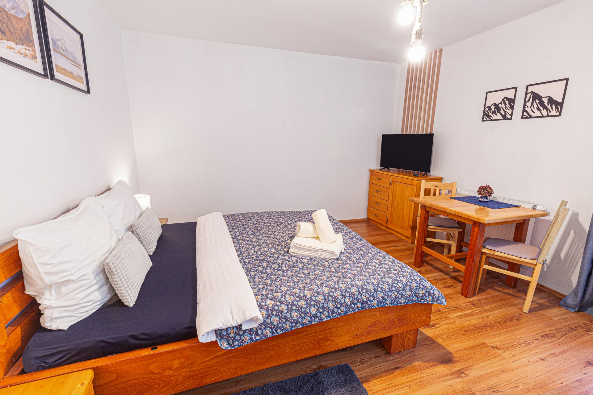 spálňa s manželskou posteľou