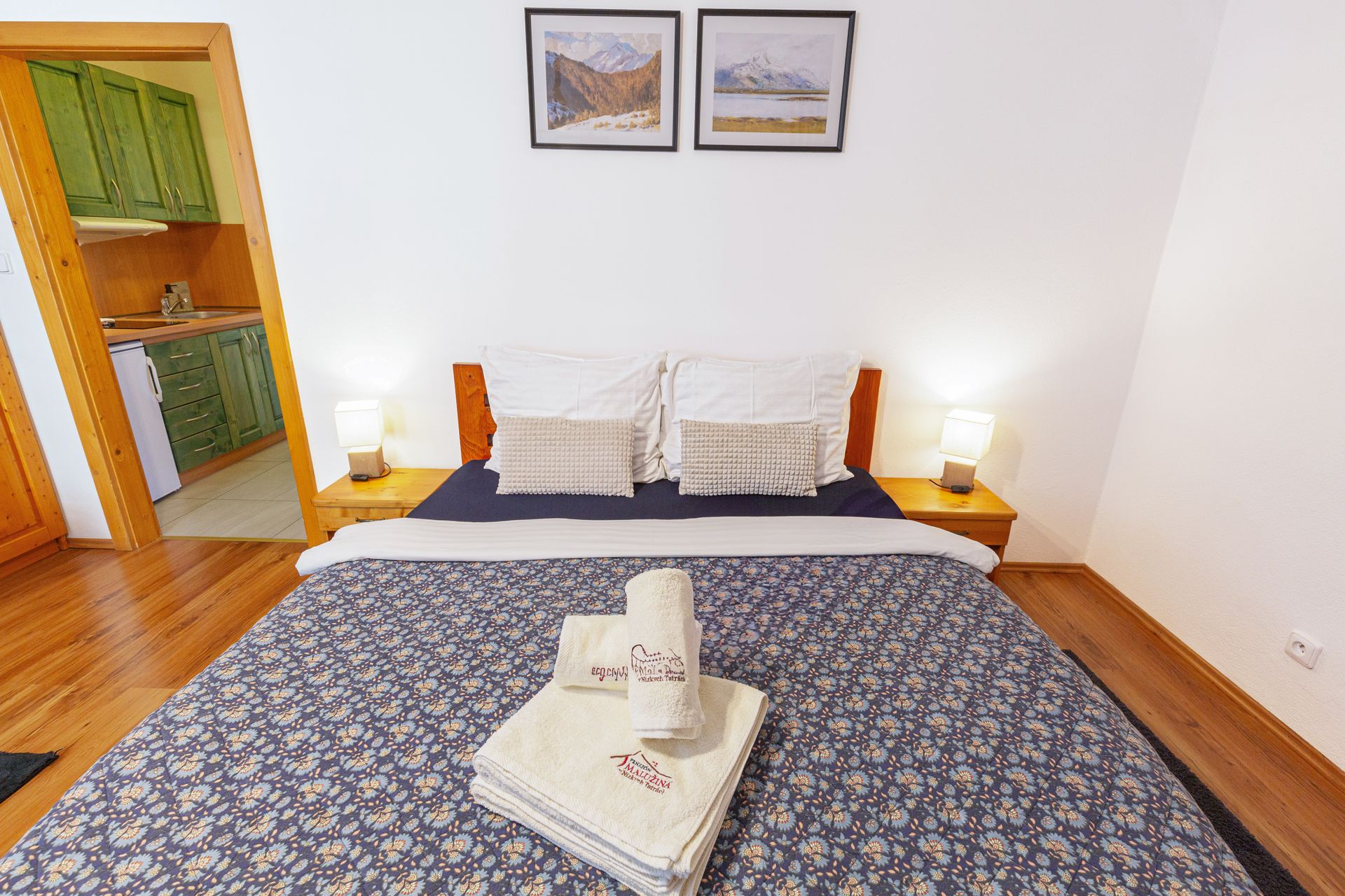 spálňa s manželskou posteľou