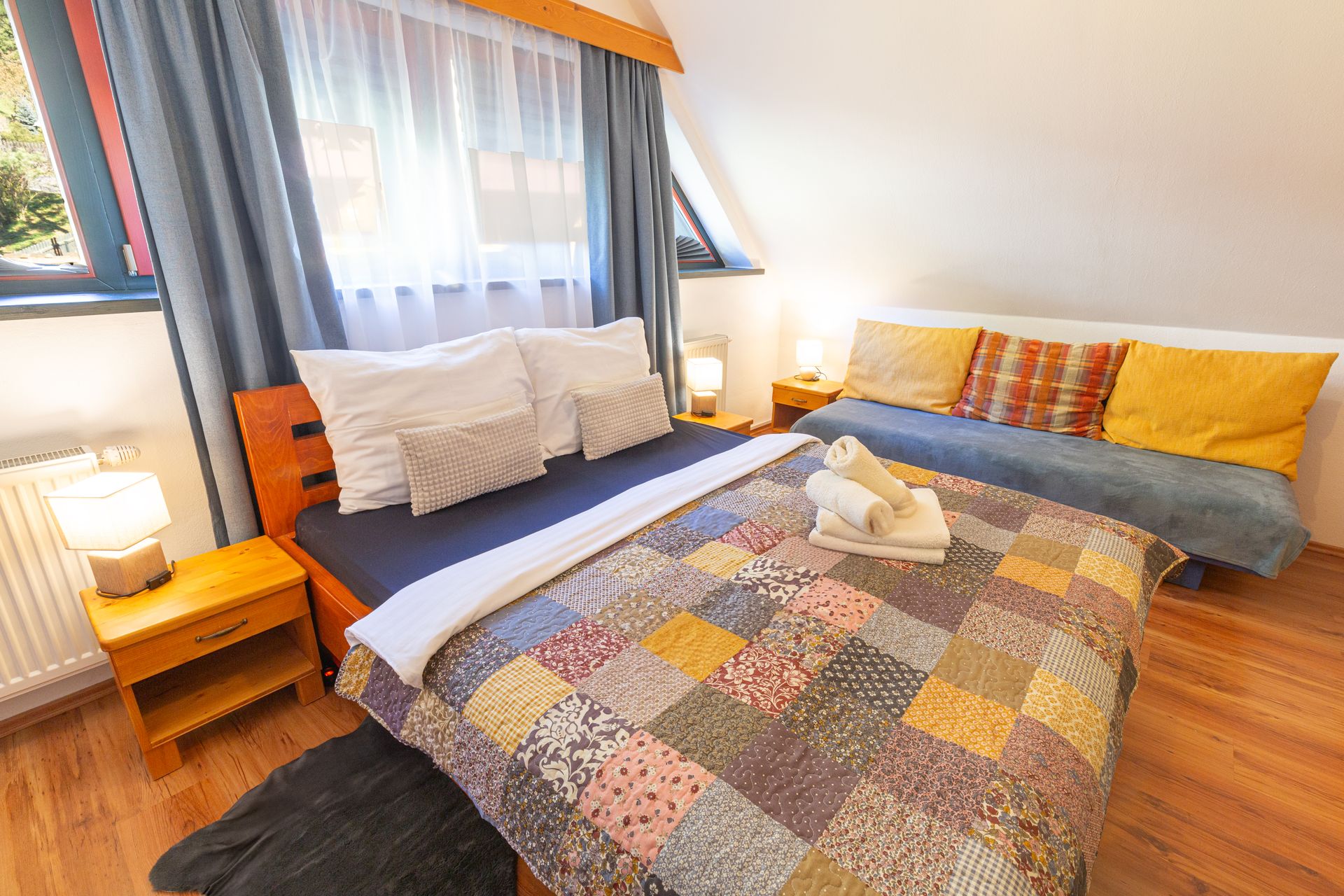 spálňa s manželskou posteľou