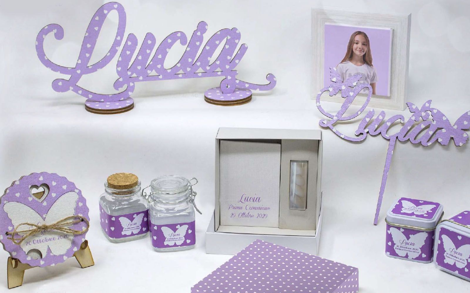 Un tavolo decorato con decorazioni viola e con la foto di una ragazza.