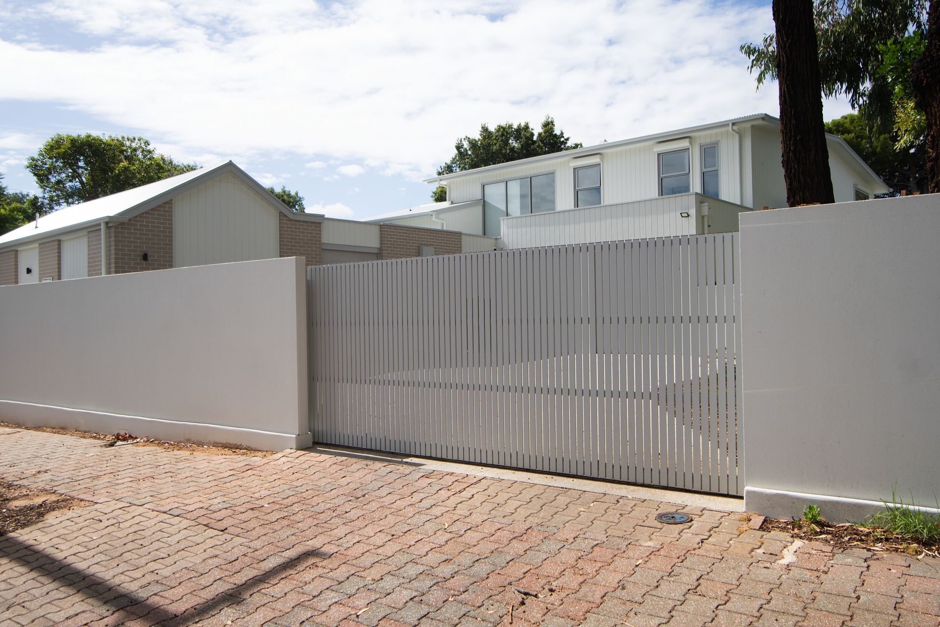 F4 Vertical Blade fencing in surfmist color, 10mm spacing between each blade Suburb: Hawthorn Material: Steel Type: F4 Modern Slat