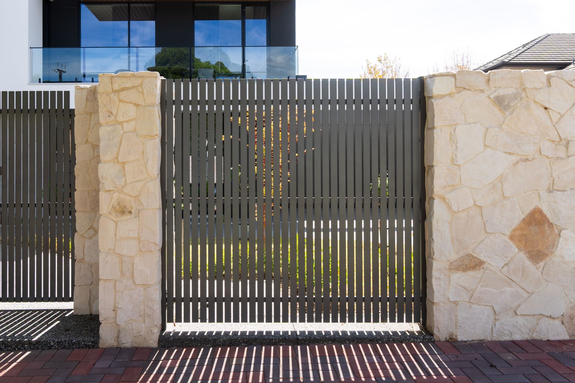 F4 Vertical Blade fencing in Brilliance color, 10mm spacing between each blade Suburb: Toorak Garden Material: Steel Fence Type: F4 Modern Slat