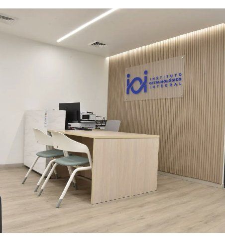 Mostrador de recepción moderno en una oficina luminosa