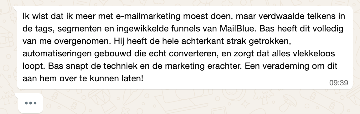 Een wazige schermafbeelding van een sms-bericht in een witte chatbubbel op een lichtgrijze achtergrond.